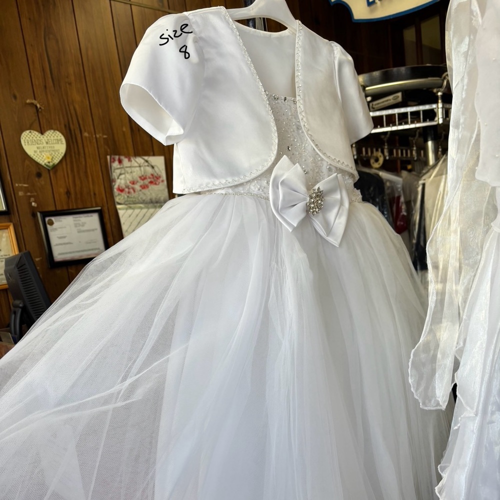 Communion o wedding girl 👗 dress, use one time only, comes with top jacket.